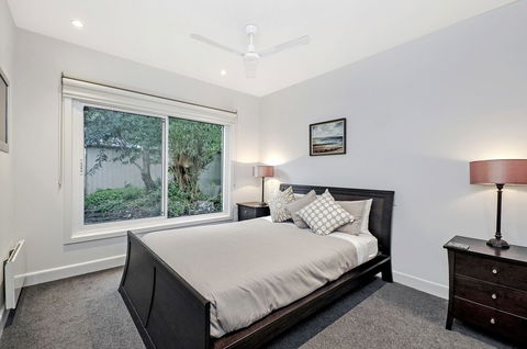Boathouse Apartment - Queensland Tourism 6