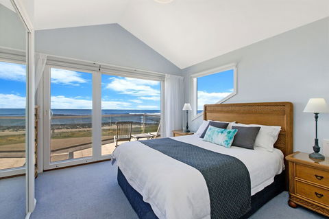 A Top Deck - Queensland Tourism 1