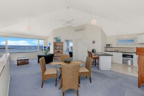 A Top Deck - Queensland Tourism 4