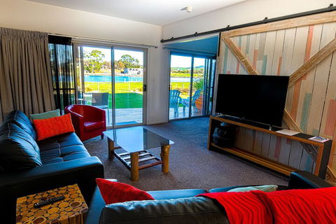 Ulverstone River Edge Apartments - Queensland Tourism 5