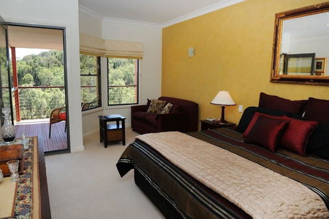 Wombadah Luxury Accommodation - Queensland Tourism 3
