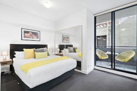 LIZZI, Melbourne Studio Apartment - QLD Tourism 0