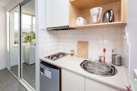 HENRIETTA, Carlton Studio Apartment - QLD Tourism 1