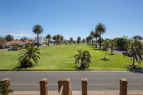 Parkview Villa 2 Luxury 3 Bedroom Home - Queensland Tourism 5