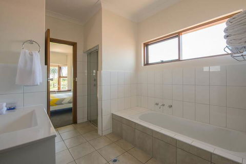 Parkview Villa 2 Luxury 3 Bedroom Home - Queensland Tourism 2