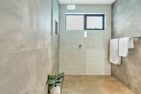 Punchbowl Executive Apartments - QLD Tourism 6