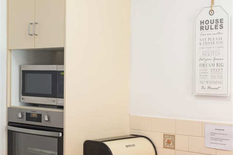 2br Amazing Beach House - QLD Tourism 6