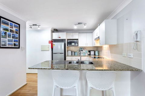 Shoal Bay Beach Apartments, 6/2 Shoal Bay Road - QLD Tourism 4