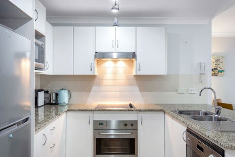 Shoal Bay Beach Apartments, 6/2 Shoal Bay Road - QLD Tourism 2