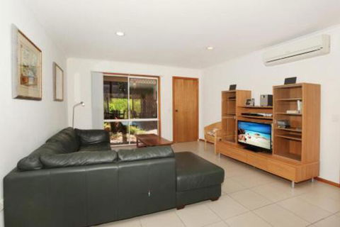 2 Eastern Court Mount Coolum 400 DOLLAR BOND Pet Friendly LINEN INCLUDED - Queensland Tourism 1