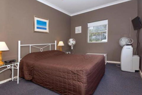 Quarterdeck Unit 5 12 Magnus Street - QLD Tourism 2