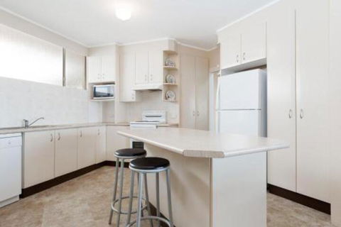 Portofino Unit 6 7 Laman Street - QLD Tourism 6