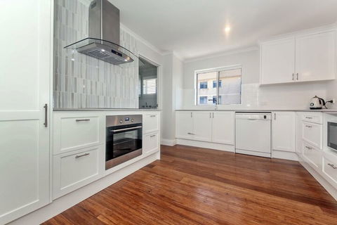 The Anchorage Unit 12 / 9 Laman Street - QLD Tourism 6