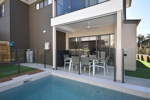 Holiday With A View Lowry Street - Queensland Tourism 2