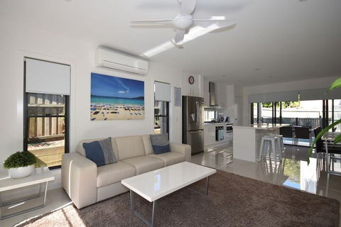Holiday With A View Lowry Street - Queensland Tourism 3