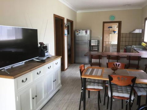 Flat 2 42 McMillan Rd - QLD Tourism 7
