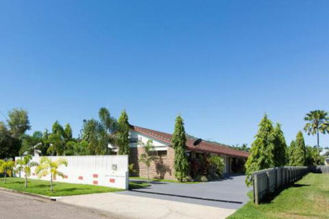 Marcol Place Holiday Apartments - QLD Tourism 0