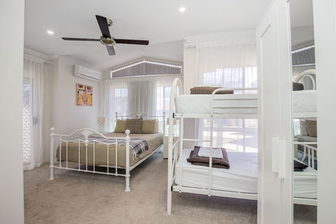 Lakehouse Family Oasis - Queensland Tourism 4