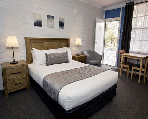Colonial Motel And Serviced Apartments - QLD Tourism 5