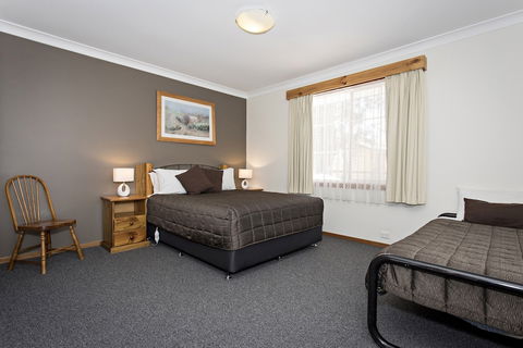 Colonial Motel And Serviced Apartments - QLD Tourism 2