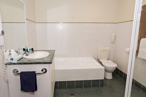 Colonial Motel And Serviced Apartments - QLD Tourism 3