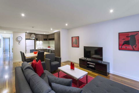 Bold & Beautiful In Brighton - Queensland Tourism 2