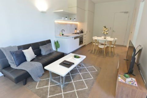 Spacious Cosy Bedroom Suite + Large Balcony - Queensland Tourism 0