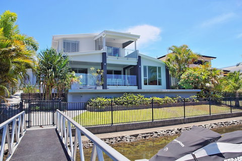 Serene Waters - QLD Tourism 0