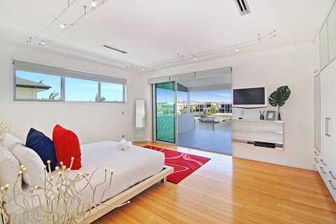 Serene Waters - QLD Tourism 4