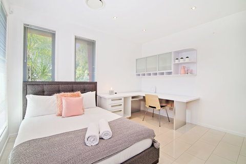 Serene Waters - QLD Tourism 5