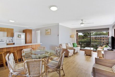 Promenade 12 / 8 Intrepid Cl Fantastic Waterfront Unit - QLD Tourism 0