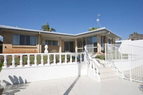 Waterfront Home Stay - QLD Tourism 2