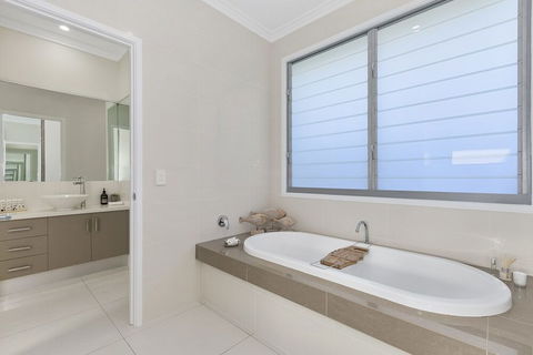 Cylinders Beach House At Salt Village - Queensland Tourism 3