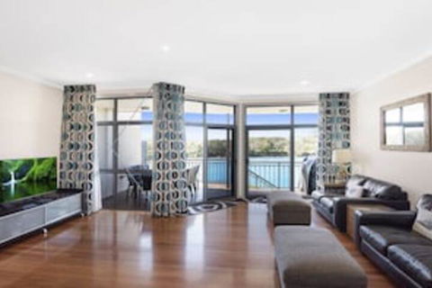 Absolute Creek Front Villa - QLD Tourism 0