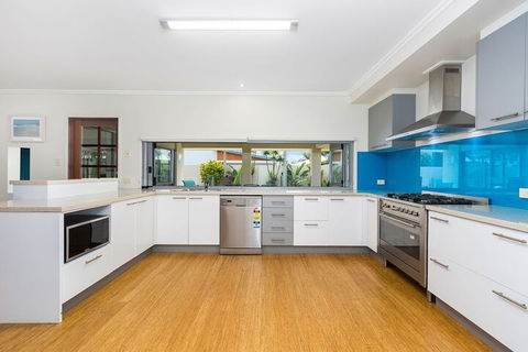 Ocean Blue On Salt Beach - QLD Tourism 2