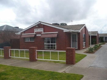 Parklake Holiday Units - Queensland Tourism 6