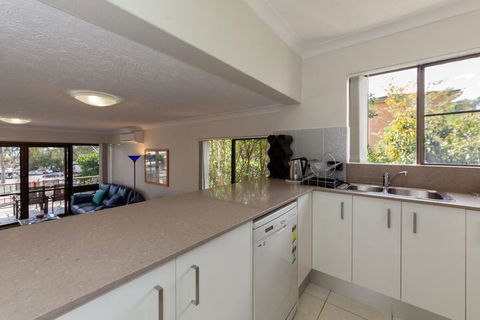 Tradewinds Unit 3 110 Victoria Parade - QLD Tourism 5