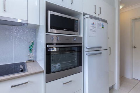 Tradewinds Unit 3 110 Victoria Parade - QLD Tourism 6