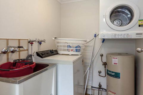 Tradewinds Unit 3 110 Victoria Parade - QLD Tourism 1
