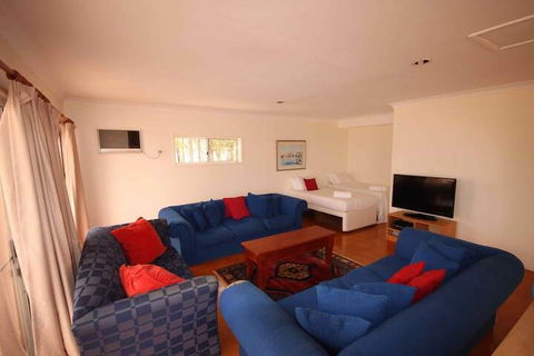 Verona Vineyard Cottage - Queensland Tourism 4