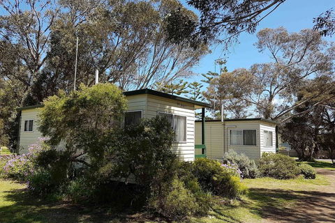 Kingscote Tourist Park And Family Units - Queensland Tourism 1