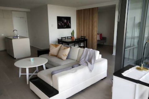 Stylish Apartment With Harbour Views - Queensland Tourism 0