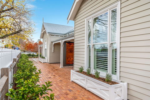 Grandview Accommodation - The Elm Tree Apartments - Queensland Tourism 3