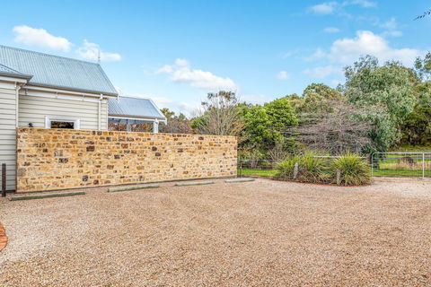 Grandview Accommodation - The Elm Tree Apartments - Queensland Tourism 2