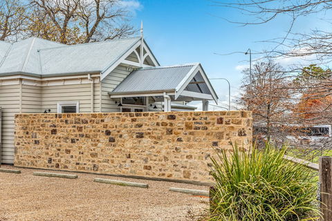 Grandview Accommodation - The Elm Tree Apartments - Queensland Tourism 0