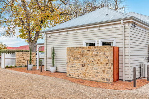 Grandview Accommodation - The Elm Tree Apartments - Queensland Tourism 1