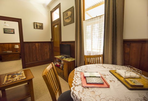 Creek Cottage - QLD Tourism 6