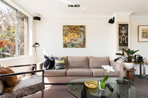 Waterfront Apartment Brimming With Inspirational Artwork - QLD Tourism 6