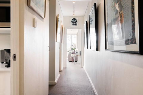Waterfront Apartment Brimming With Inspirational Artwork - QLD Tourism 2