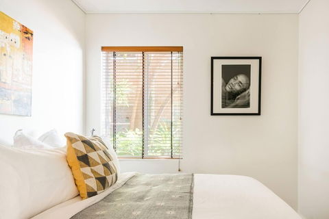 Waterfront Apartment Brimming With Inspirational Artwork - QLD Tourism 4